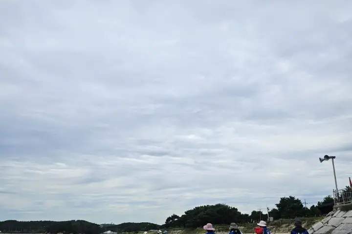 추석 앞두고 용유해변 ‘말끔하게’…민간·어촌계 40여 명 환경정비
