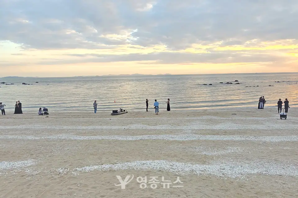 노을 지는 영종 바다에서 ‘찰칵’…선녀바위해변, 웨딩촬영 명소로