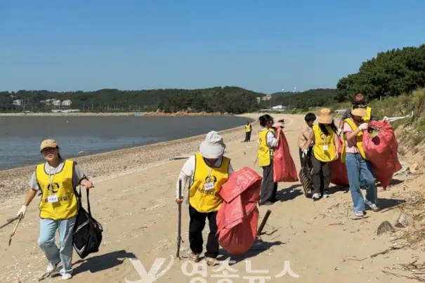 “추석 손님 맞을 준비”…용유해변, 주민·환경단체·어촌계 함께 치웠다