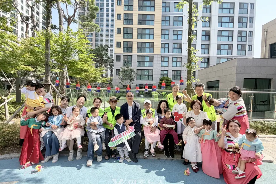 아이들은 송편, 어르신은 선물보따리…운서2동 ‘세대 잇는 추석’