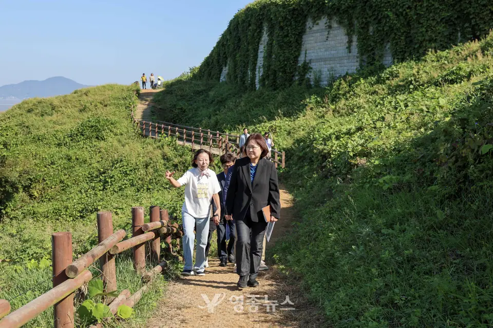 예단포 둘레길 더 안전해졌다…노후 계단 철거하고 111단 새로 설치
