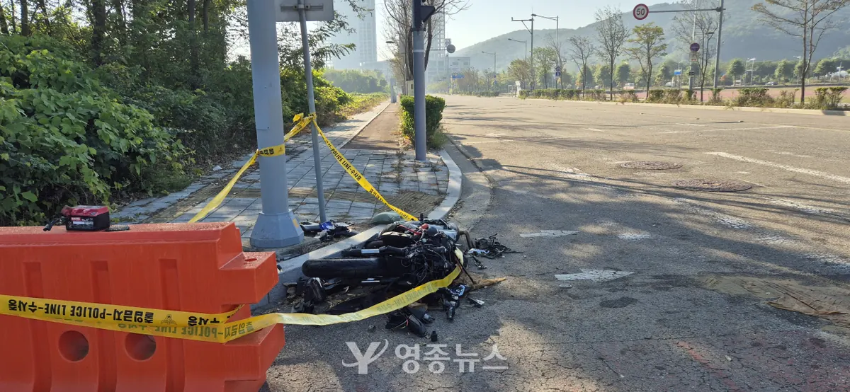 영종 골든테라시티 도로변에 심하게 파손된 오토바이…사고 현장 통제선 설치