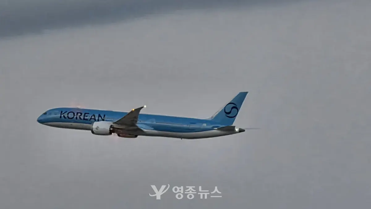 가을 저녁, 인천국제공항 하늘과 활주로를 물들인 항공기들